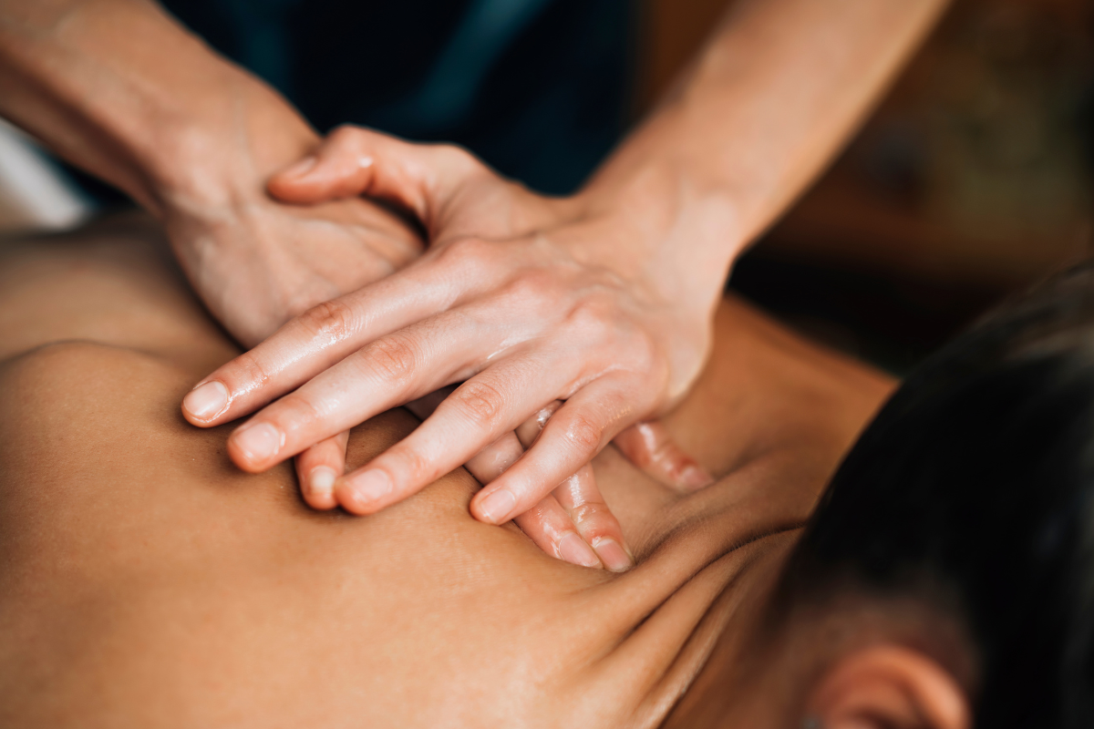 Therapist presses during deep tissue massage how to prepare for deep tissue massage